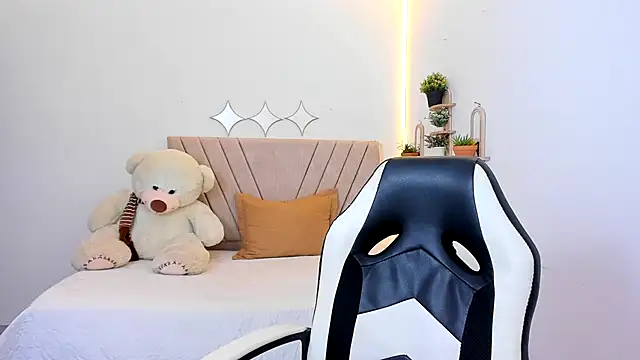 zara_cute live cam on StripChat