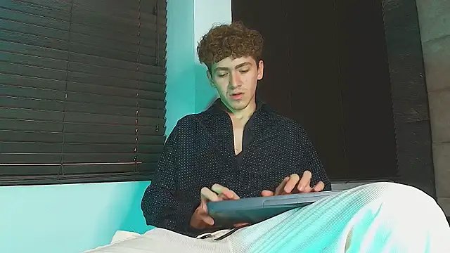 Tyler_Mcrey live cam on StripChat