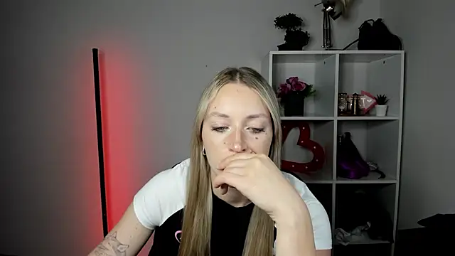 EvelynBlond live cam on StripChat