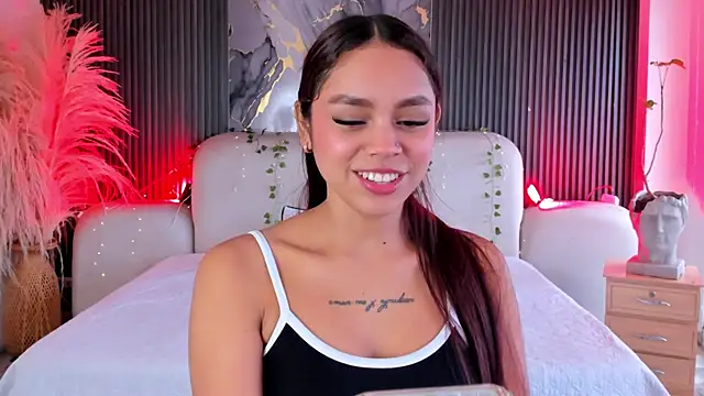 CarolineFyre live cam on StripChat