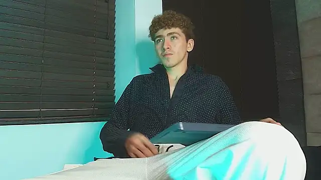 Tyler_Mcrey live cam on StripChat