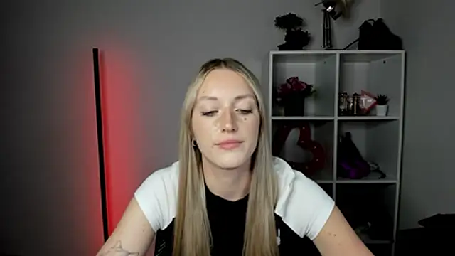 EvelynBlond live cam on StripChat