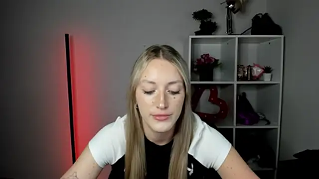 EvelynBlond webcam