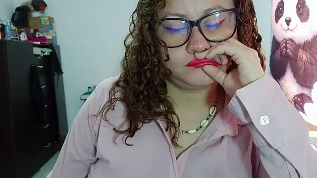 curly_greeneyed webcam