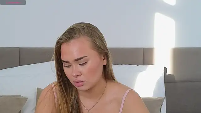 MonicaWestt webcam