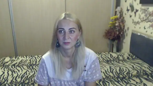 MirabelaSweet live cam on StripChat