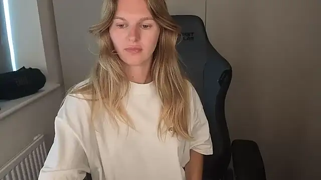 Lilly-Luscious webcam
