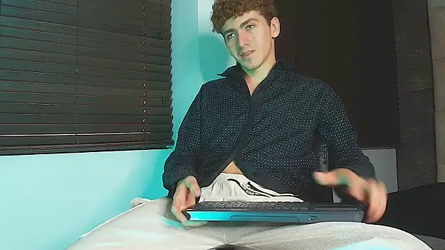 Tyler_Mcrey live cam on StripChat