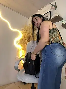 Sofi_BBW live cam on StripChat