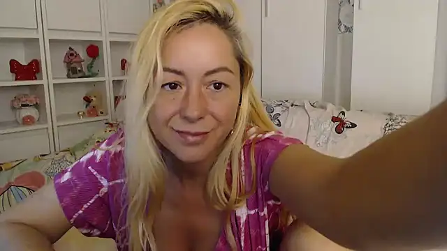 _karolynesyera_ live cam on StripChat