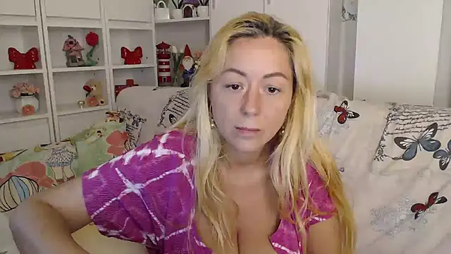 _karolynesyera_ live cam on StripChat