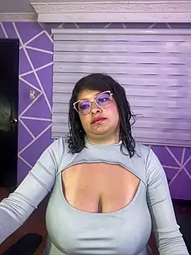 MiiaaJoness live cam on StripChat