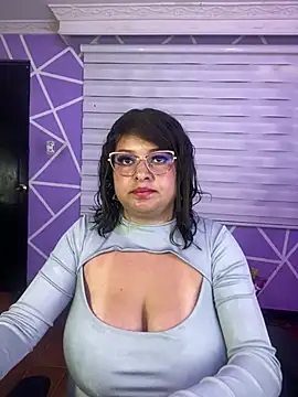 MiiaaJoness webcam