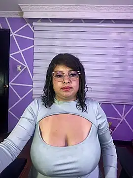 MiiaaJoness live cam on StripChat