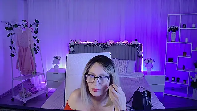 LioraVale webcam