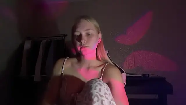 blondegirl2026 webcam