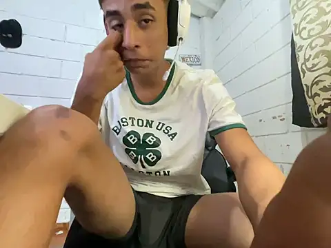 Max_TheHorseDick live cam on StripChat