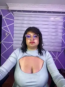 MiiaaJoness webcam