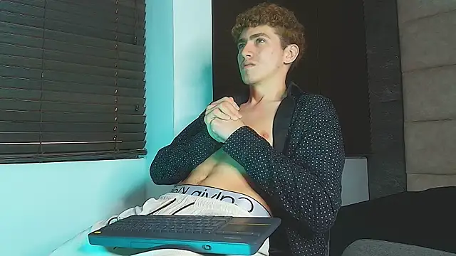Tyler_Mcrey live cam on StripChat