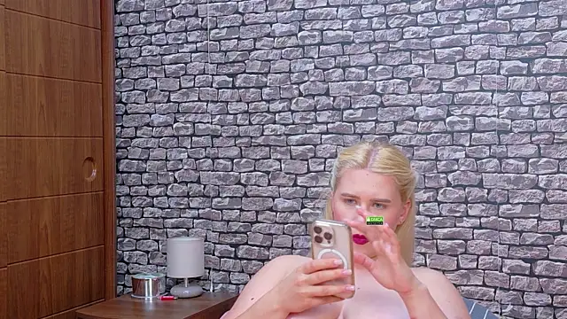 CuteBlondeMe webcam