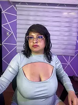 MiiaaJoness live cam on StripChat