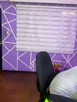 MiiaaJoness webcam