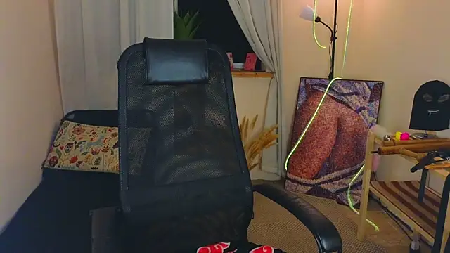 laracroftmansion live cam on StripChat
