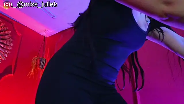 Julieta_Russell live cam on StripChat