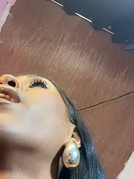 Tarah_victoria_collins live cam on StripChat
