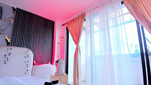 CarolineFyre webcam