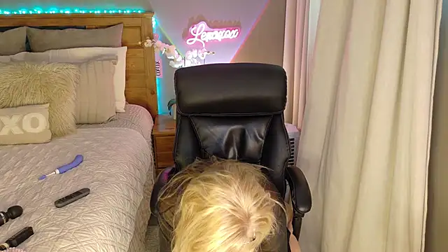 Lenaxox live cam on StripChat