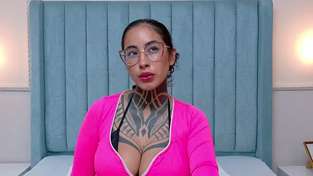 NicoleBlum live cam on StripChat