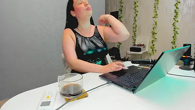 Yesss_Lilith live cam on StripChat