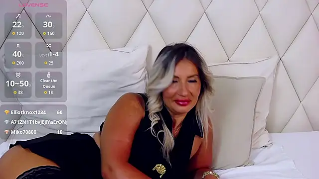 GinaBear live cam on StripChat