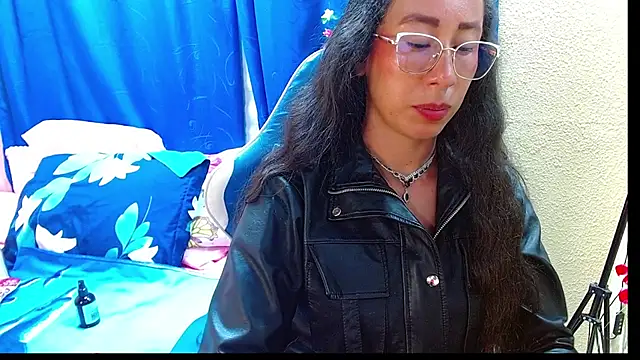 Gia_leinn live cam on StripChat