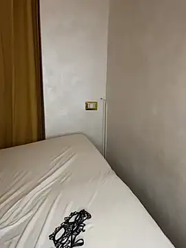 EliseAfterDark webcam