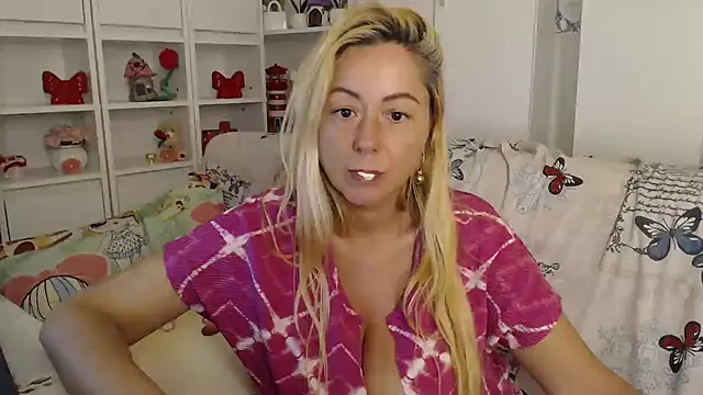 _karolynesyera_ live cam on StripChat