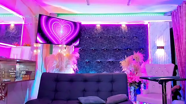 Queens_Wonders_Blonders webcam
