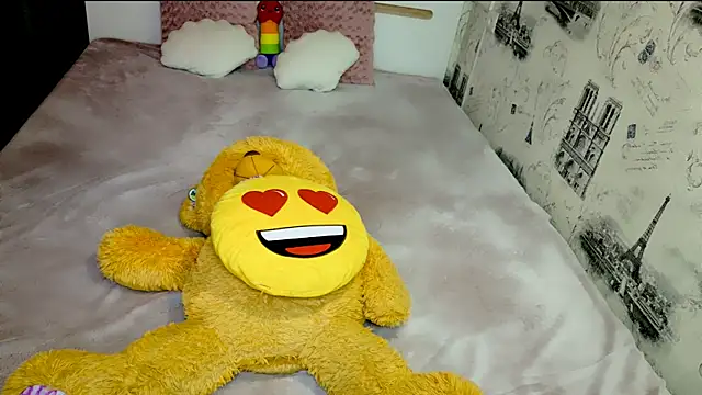 lovely-eyes live cam on StripChat
