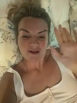 Holly-BlondeMILF44 webcam