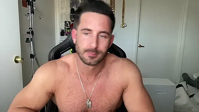 brettmycles28 live cam on StripChat
