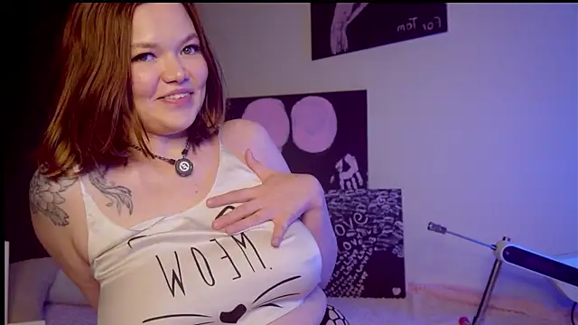 mary_lunar (F young) - tease with tits