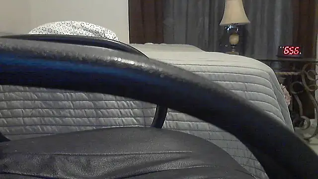 Enrimas1210 live cam on StripChat