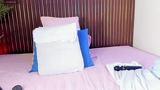 mia_pineda webcam