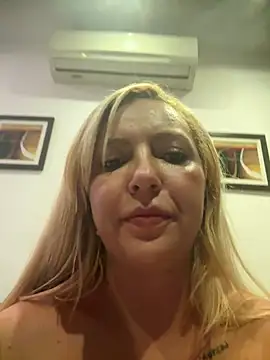 Juuhschmitt live cam on StripChat