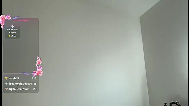 Yourmommysilk live cam on StripChat