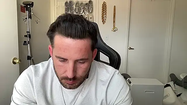 brettmycles28 live cam on StripChat