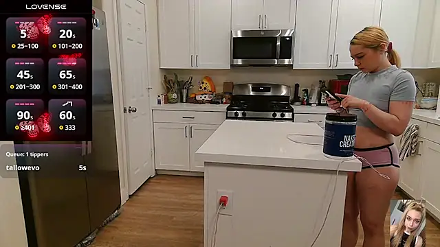 Blondiewithanass webcam