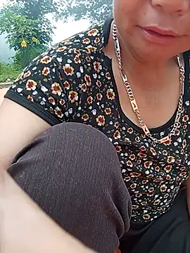 tuyet-nhi live cam on StripChat