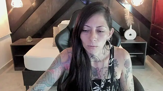 dark_gotica live cam on StripChat